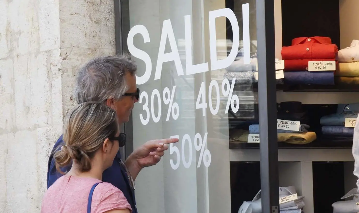 Troppo caldo? I saldi iniziano di sera. In centro ’Shopping sotto le stelle’