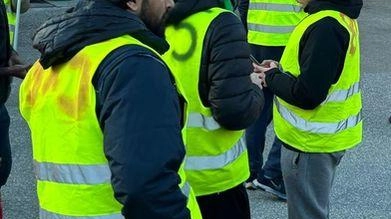 È iniziato alle 17,30 di ieri lo sciopero dei lavoratori – facchini ed autisti – della Logistica Shun Da in... È iniziato alle 17,30 di ieri lo sciopero dei lavoratori – facchini ed autisti – della Logistica Shun Da in...