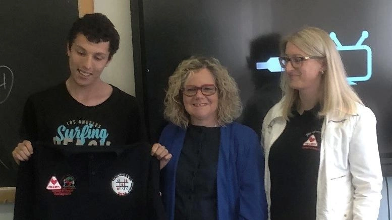 L'iniziativa "Motto della Vita" promossa dal Donatori di Sangue Fratres della Garfagnana ha coinvolto 500 studenti che hanno ideato slogan per sensibilizzare alla donazione di sangue. I vincitori sono stati premiati e i loro motti saranno diffusi su 1500 cartoline. L'iniziativa "Motto della Vita" promossa dal Donatori di Sangue Fratres della Garfagnana ha coinvolto 500 studenti che hanno ideato slogan per sensibilizzare alla donazione di sangue. I vincitori sono stati premiati e i loro motti saranno diffusi su 1500 cartoline.