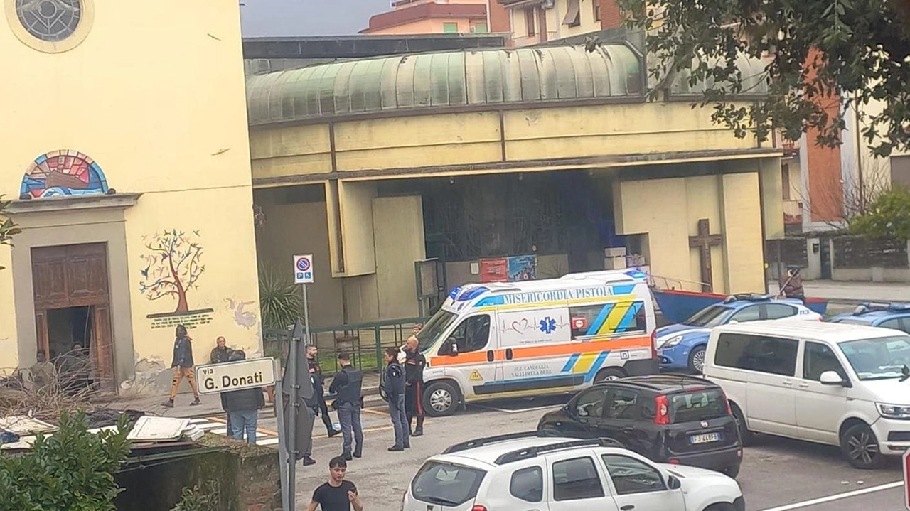 I volontari. della Misericordia e le forze dell’ordine a Vicofaro I volontari. della Misericordia e le forze dell’ordine a Vicofaro