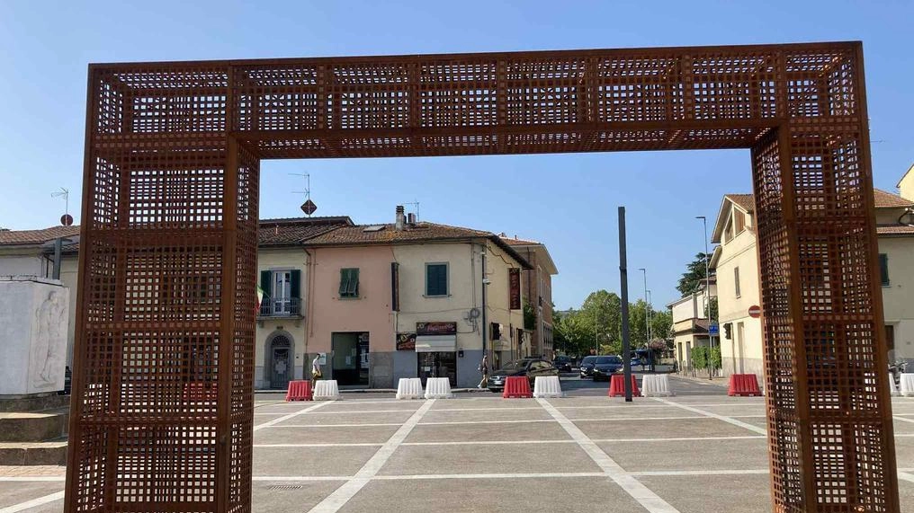 L’installazione al centro di piazza XX Settembre: prevista della giunta Puggelli e oggetto di critiche