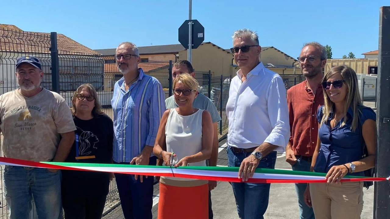 Un momento ieri mattina del taglio del nastro al nuovo centro di raccolta di rifiuti a Castiglione della Pescaia Un momento ieri mattina del taglio del nastro al nuovo centro di raccolta di rifiuti a Castiglione della Pescaia