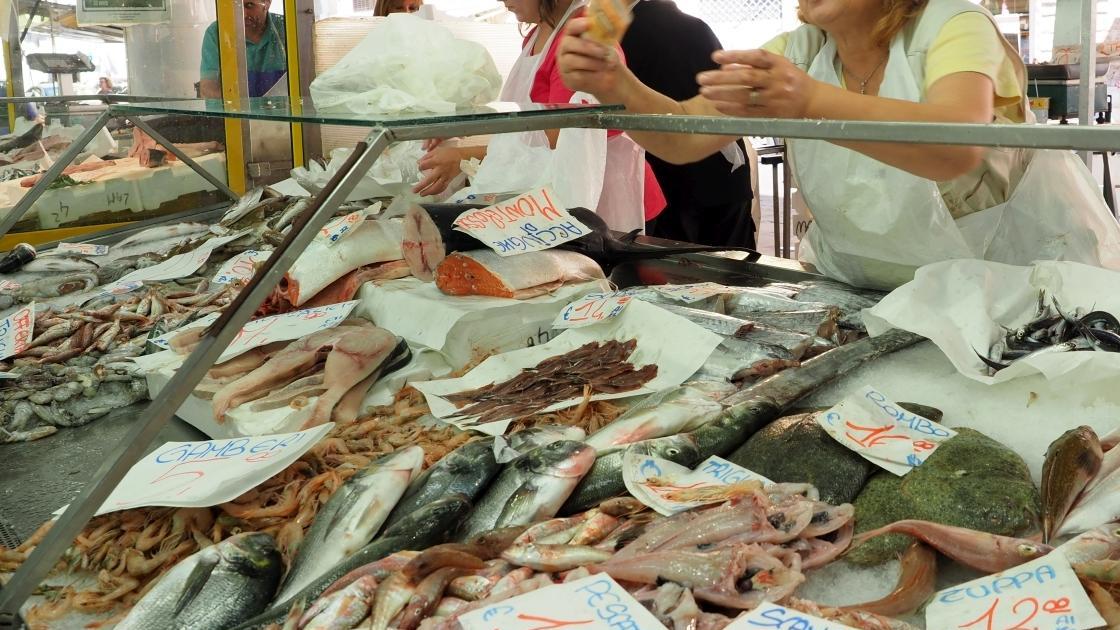Mare a bollore: "E il pescato costa di più"