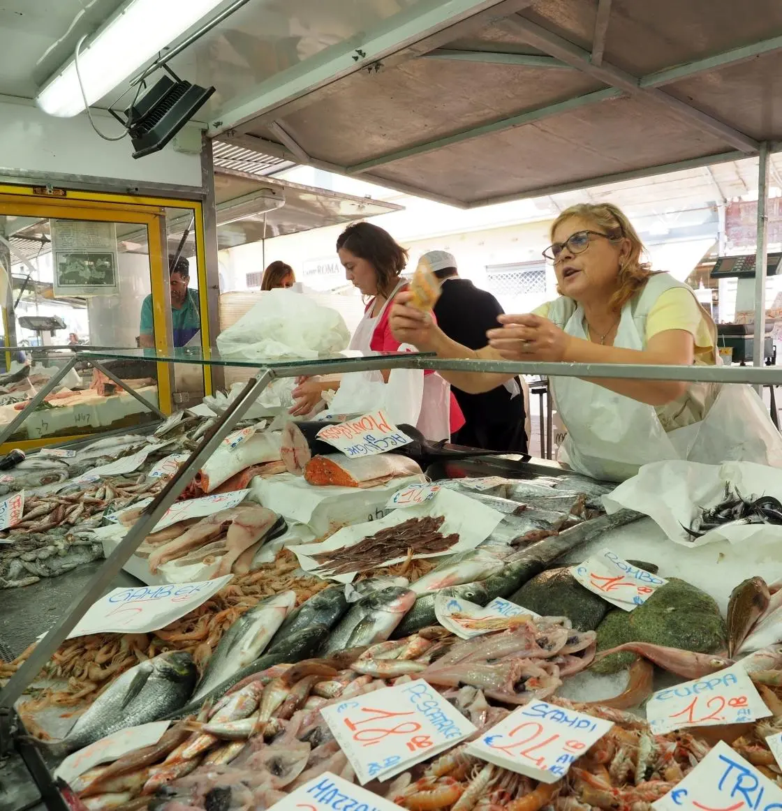 Mare a bollore: "E il pescato costa di più"