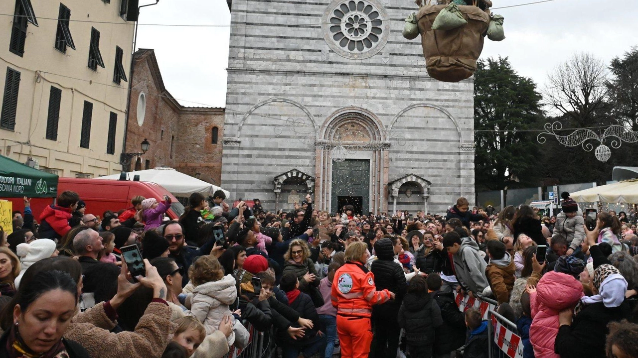 La tradizione si è rinnovata: davvero tantissimi i bambini che hanno partecipato all’evento che ormai si svolge da 27 anni. La tradizione si è rinnovata: davvero tantissimi i bambini che hanno partecipato all’evento che ormai si svolge da 27 anni.