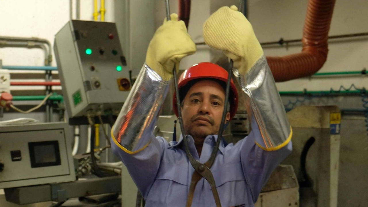 Un lingotto d’oro da 12,5 chili appena uscito dal crogiolo di Italpreziosi