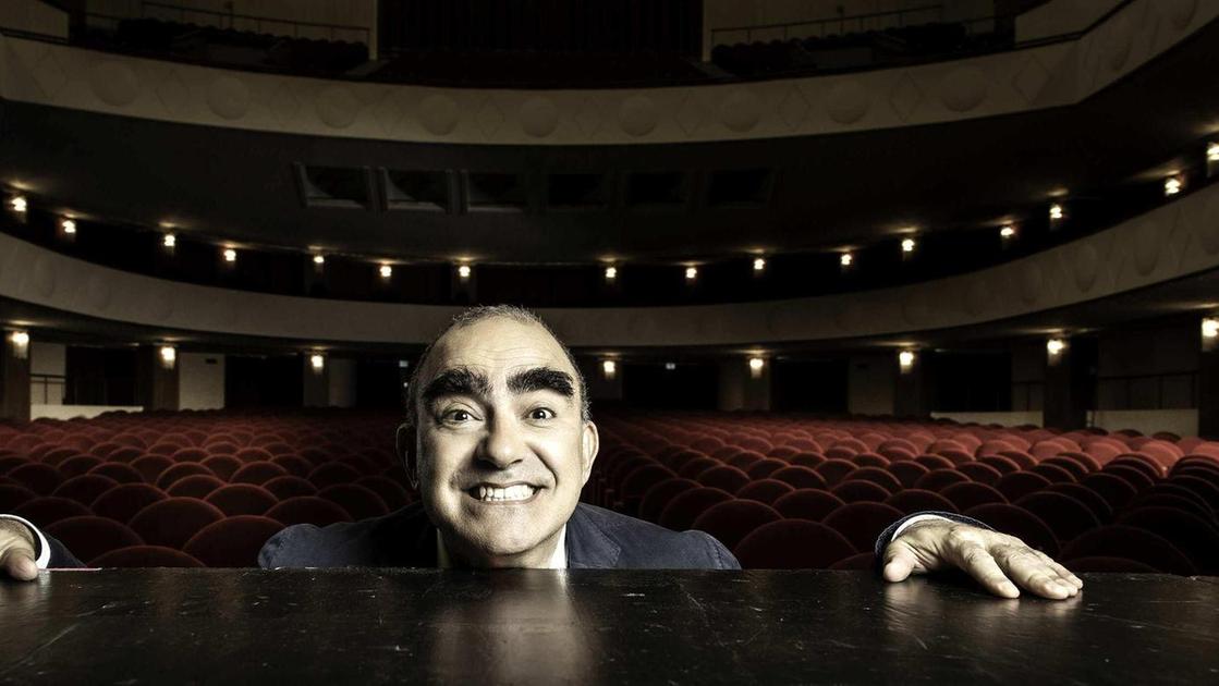 https://www.lanazione.it/image-service/view/acePublic/alias/contentid/ZWM0MjM2NzctYmNmZC00/0/sul-palco-della-versiliana-arriva-elio-un-viaggio-tra-musica-e-teatro.jpeg?f=16:9&w=1200&h=630