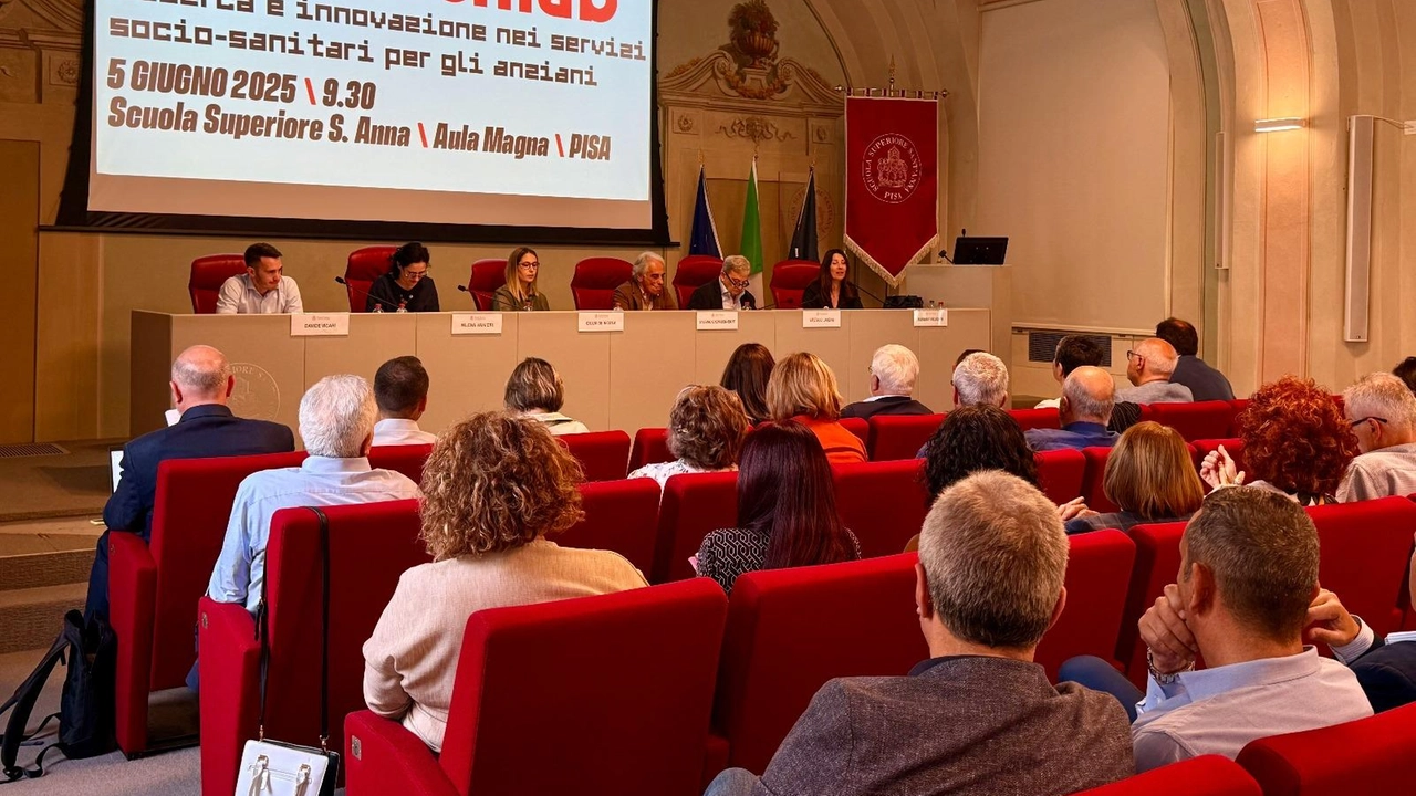 Il rettore della Scuola Sant’Anna Nicola Vitiello illustra le sue ’creature’ al convegno promosso dal sindacato pensionati Cgil. Il rettore della Scuola Sant’Anna Nicola Vitiello illustra le sue ’creature’ al convegno promosso dal sindacato pensionati Cgil.