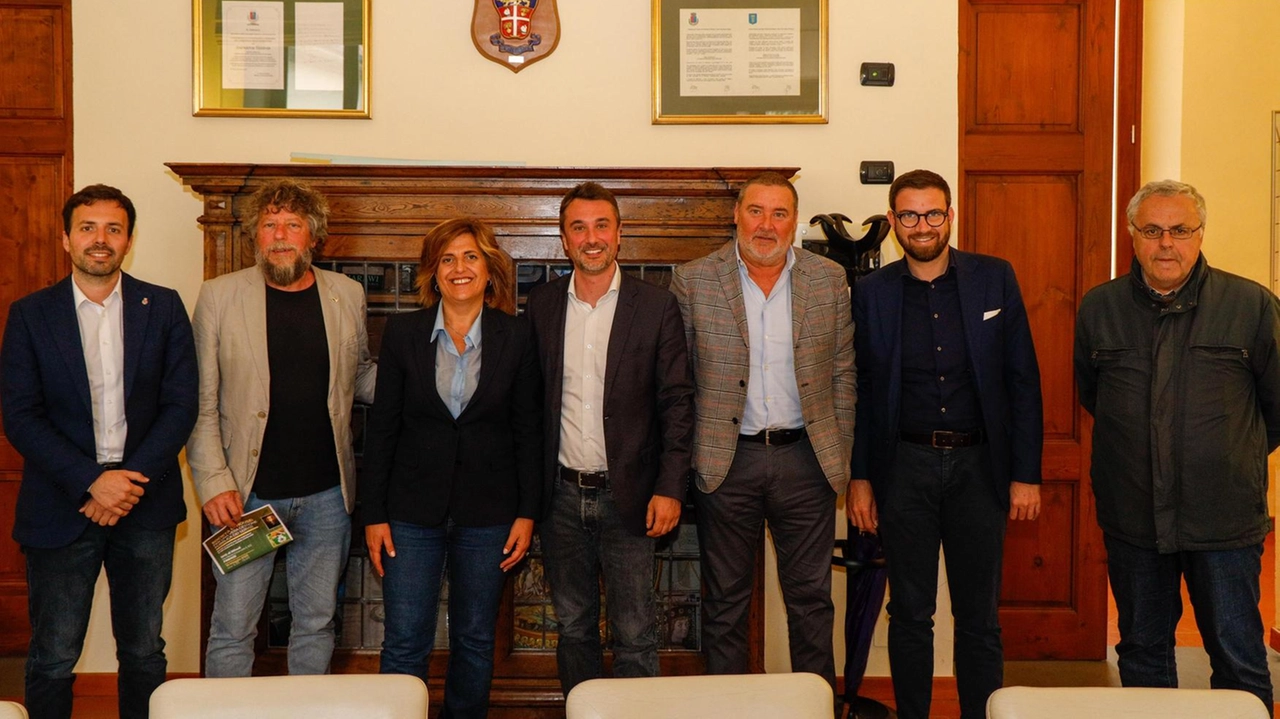 Alcuni dei primi cittadini che ieri, a Sesto, ’guidati’ dal padrone di casa Lorenzo Falchi hanno esposto il loro piano Alcuni dei primi cittadini che ieri, a Sesto, ’guidati’ dal padrone di casa Lorenzo Falchi hanno esposto il loro piano