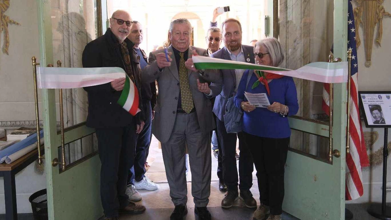 Un tagli del nastro relativo alle esposizioni in scena a Palazzo Ducale