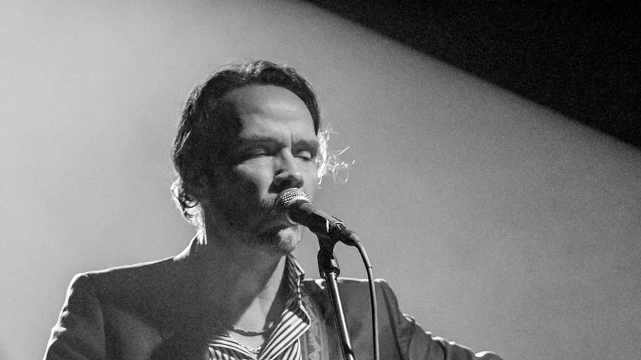 La giornata dedicata al designer si chiuderà con l’atteso concerto del rocker