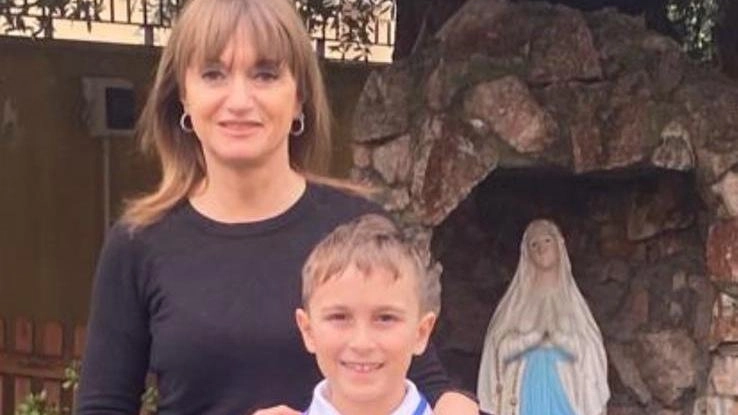 Gabriele Guidarelli insieme alla mamma Veronica mostra orgoglioso il ’pass’ per le finali nazionali