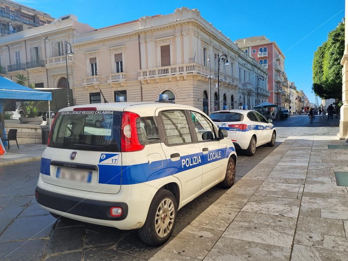 urta un auto e scappa rintracciato si presenta agli agenti ubriaco denunciato