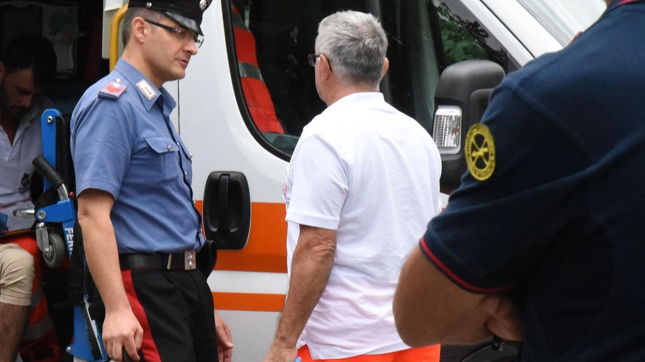 Sul luogo dell’incidente l’ambulanza e i carabinieri (. Foto di repertorio Sul luogo dell’incidente l’ambulanza e i carabinieri (. Foto di repertorio