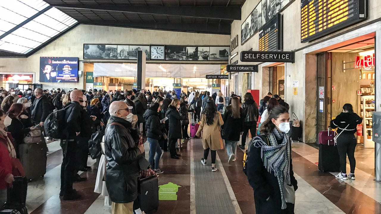 Stazione di Santa Maria Novella, viaggiatori in attesa in una foto di archivio (Giuseppe Cabras/ New Press Photo) Stazione di Santa Maria Novella, viaggiatori in attesa in una foto di archivio (Giuseppe Cabras/ New Press Photo)