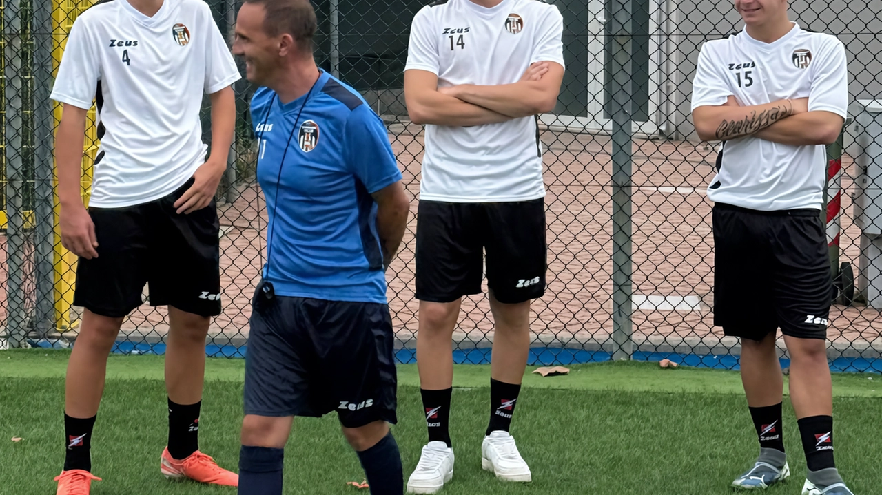 Il tecnico Walter Vangioni durante uno degli intensi allenamenti del Viareggio mentre scherza con alcuni giovani della rosa bianconera ’25/26 Il tecnico Walter Vangioni durante uno degli intensi allenamenti del Viareggio mentre scherza con alcuni giovani della rosa bianconera ’25/26
