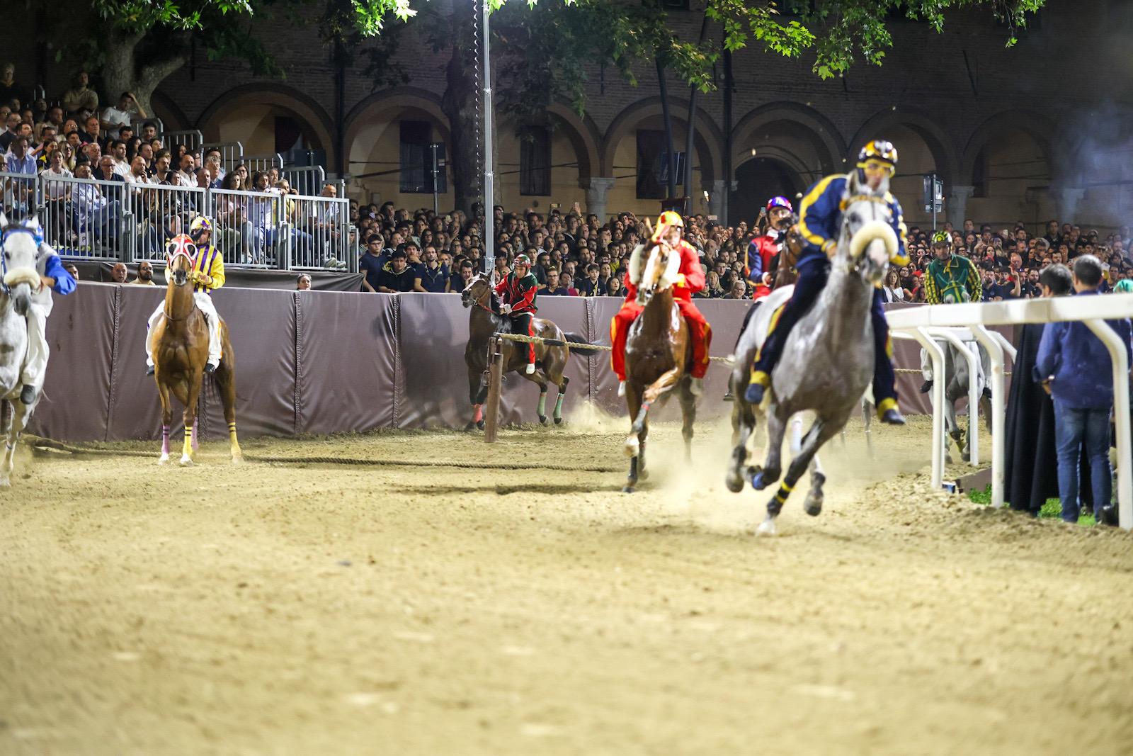 Palio di Ferrara da batticuore: Caria vince al fotofinish. «Ho capito subito di avercela fatta», dice Palio di Ferrara da batticuore: Caria vince al fotofinish. «Ho capito subito di avercela fatta», dice