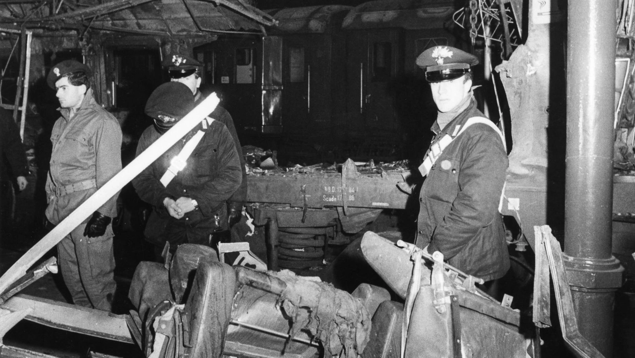 Un’immagine storica del treno divelto dopo l’esplosione Un’immagine storica del treno divelto dopo l’esplosione
