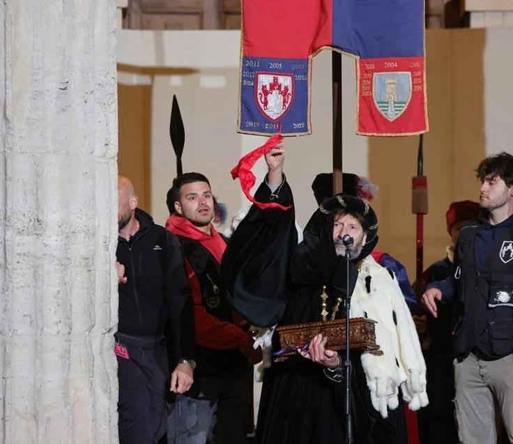 https://www.lanazione.it/image-service/view/acePublic/alias/contentid/ZWM5YWYxYTItMDU1MS00/0/calendimaggio-al-voto-ecco-i-consigli-delle-parti.jpeg?f=1.90:1&w=1200