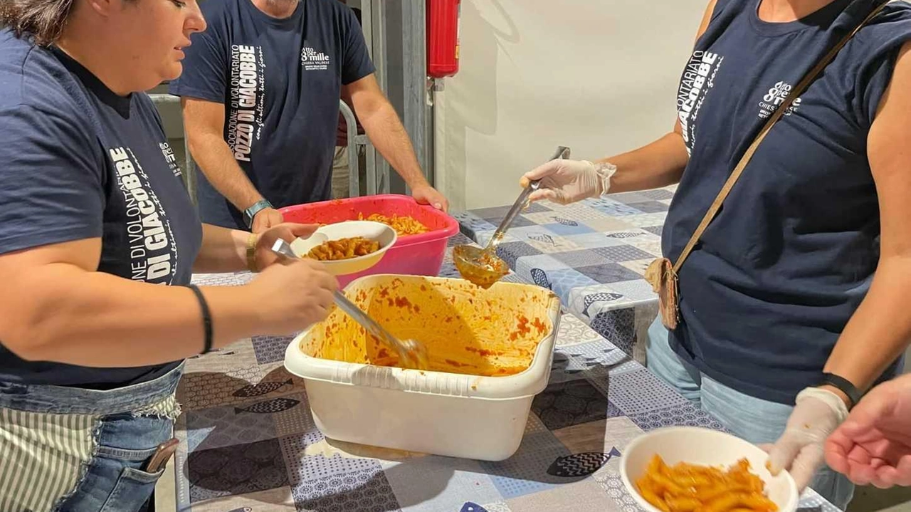 I volontari si preparano a «Pozzo in festa», da martedì 26 agosto a lunedì primo settembre al Parco Verde di Olmi I volontari si preparano a «Pozzo in festa», da martedì 26 agosto a lunedì primo settembre al Parco Verde di Olmi