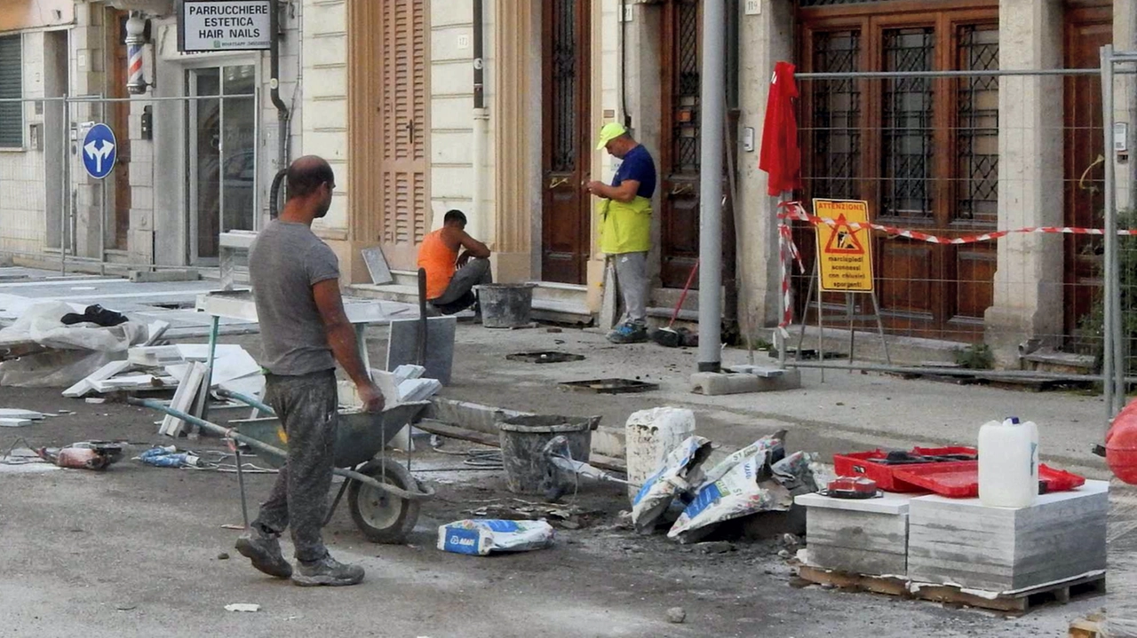Viareggio, gli operai ieri al lavoro in un giorno di festa con l’obiettivo di completare il marciapiede lato sud di via Mazzini fra le due strade pedonali Viareggio, gli operai ieri al lavoro in un giorno di festa con l’obiettivo di completare il marciapiede lato sud di via Mazzini fra le due strade pedonali