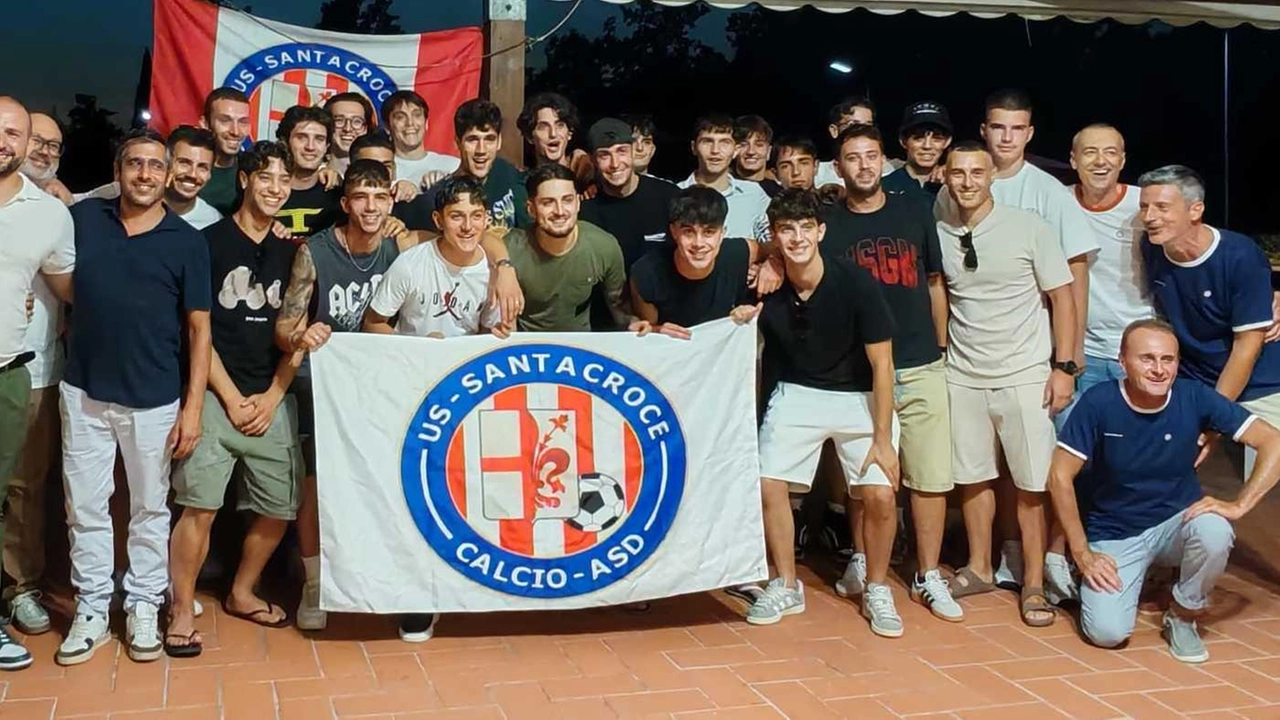 Giocatori e dirigenti di prima squadra e juniores della Santacroce Calcio Giocatori e dirigenti di prima squadra e juniores della Santacroce Calcio