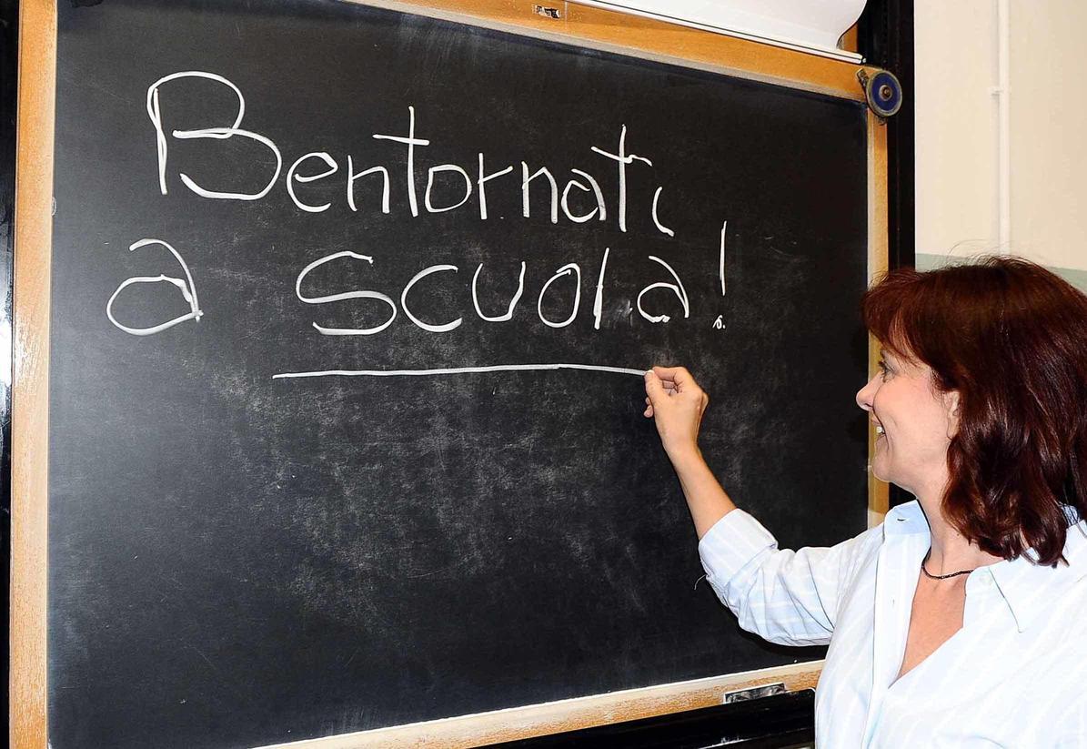 Scuola al via, cellulari vietati: "Pronti a denunciare i dirigenti che non fanno rispettare le regole" Scuola al via, cellulari vietati: "Pronti a denunciare i dirigenti che non fanno rispettare le regole"