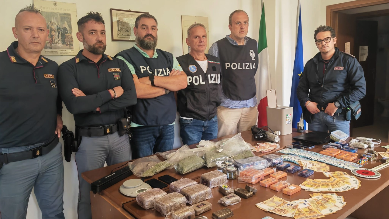 La droga sequestrata dalla polizia La droga sequestrata dalla polizia