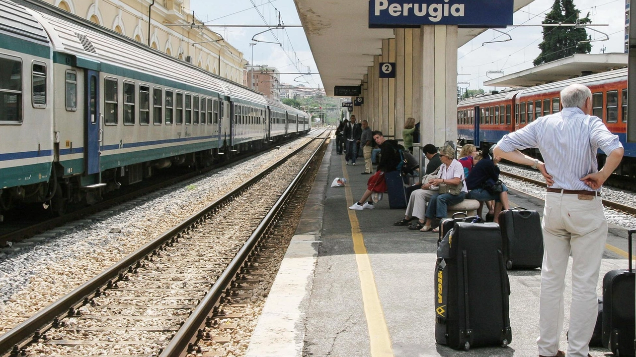Passeggeri in attesa alla stazione di Fontivegge Passeggeri in attesa alla stazione di Fontivegge