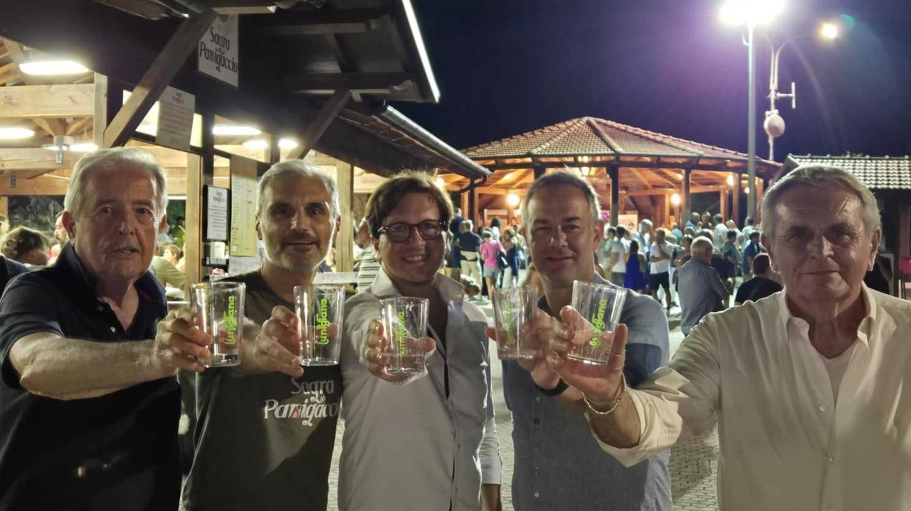 Marco Pinelli, presidente Pro Loco di Podenzana, con i sindaci Riccardo Varese, Gianluigi Giannetti, Matteo Mastrini, e e del vice sindaco Donato Castellini