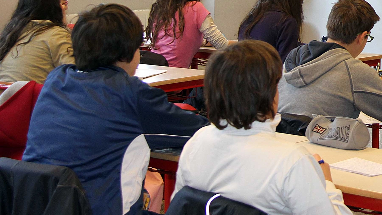 Alunni in classe in una scuola a Pontedera (Foto repertorio Germogli)