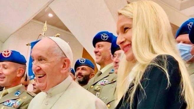 La senatrice della Lega Stefania Pucciarelli insieme a Papa Francesco in occasione della consegna della raccolta fondi dell’Aves