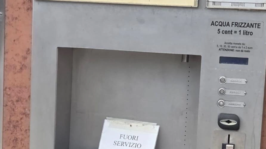 La casina dell’acqua, che si trova alla Badia, è fuori uso da parecchio tempo. Le code di persone ai... La casina dell’acqua, che si trova alla Badia, è fuori uso da parecchio tempo. Le code di persone ai...