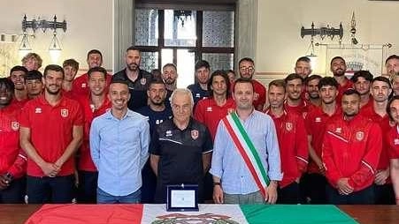 Foto di gruppo in Comune ad Abbadia per i saluti finali del gruppo biancorosso al termine della preparazione