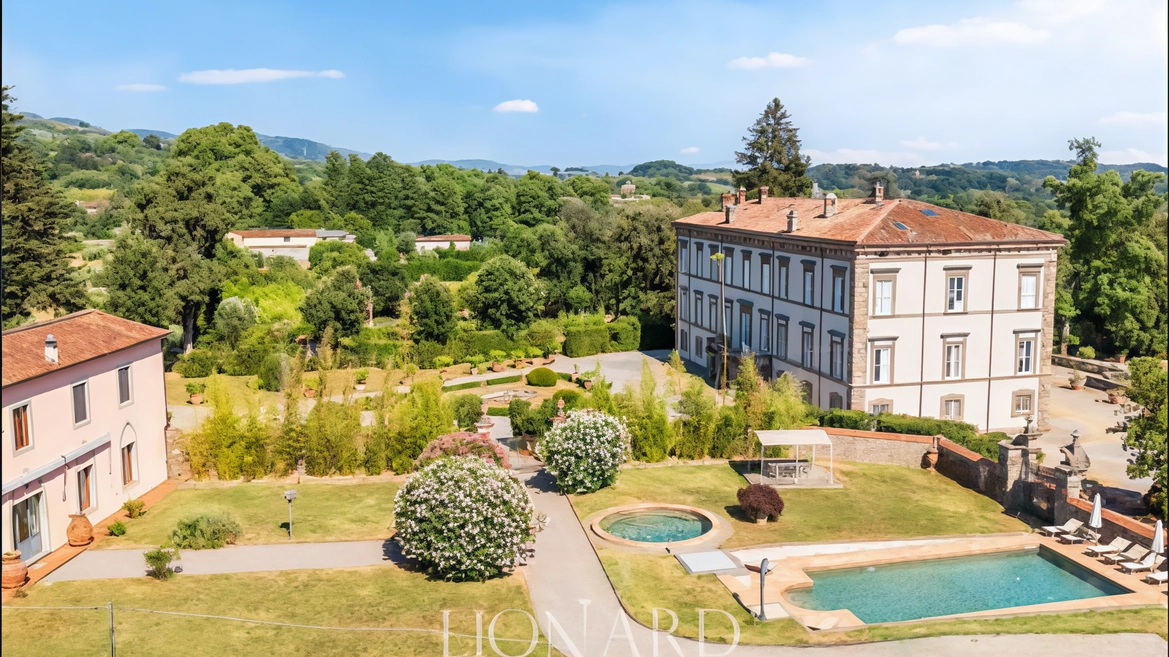 La storica dimora appartenne a Carolina sorella di Napoleone e regina di Napoli. È circondata da un parco secolare. Ha due piscine e una chiesa privata. La storica dimora appartenne a Carolina sorella di Napoleone e regina di Napoli. È circondata da un parco secolare. Ha due piscine e una chiesa privata.