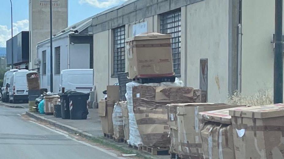 https://www.lanazione.it/image-service/view/acePublic/alias/contentid/ZWMyZGEyNWYtMTJjNy00/0/via-udine-e-un-magazzino-abusivo-pallet-macchinari-e-scarti-tessili-tutto-accatastato-sul-marciapiede.jpeg?f=16:9&w=1200&h=630