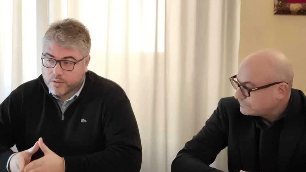 A destra il sindaco di San Giuliano Matteo Cecchelli con Simone Millozzi, presidente di Acque Spa A destra il sindaco di San Giuliano Matteo Cecchelli con Simone Millozzi, presidente di Acque Spa