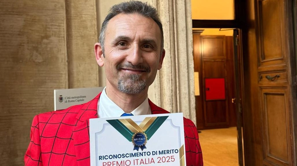 Gianni Liuzzi ha ricevuto per il suo impegno a Roma il premio Italia 2025