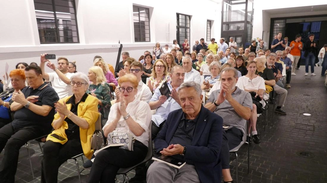 In prima fila ha seguito il confronto Alberto Magnolfi. In platea c’era anche Riccardo Mazzoni, giornalista, ex parlamentare In prima fila ha seguito il confronto Alberto Magnolfi. In platea c’era anche Riccardo Mazzoni, giornalista, ex parlamentare