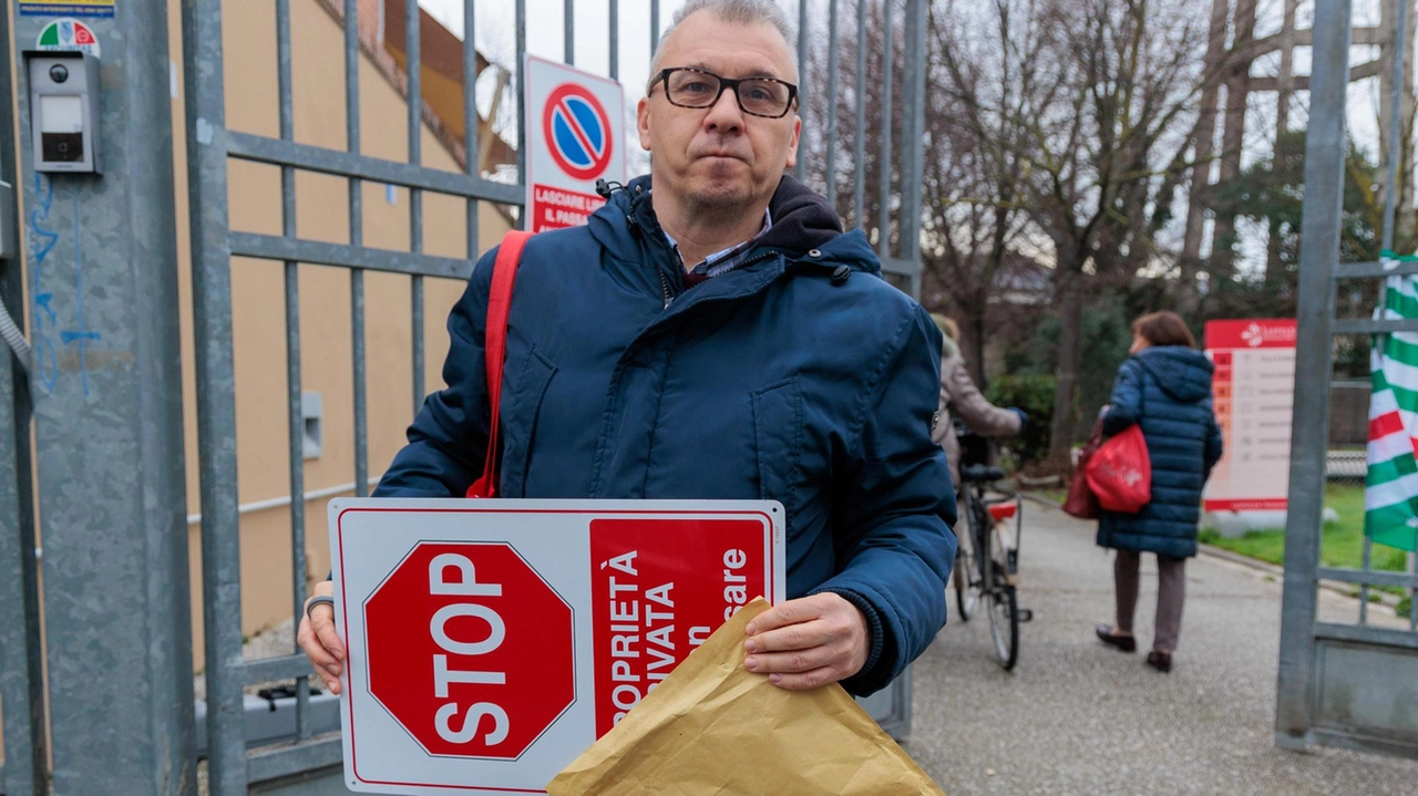 Il consigliere Ciccio Auletta col cartello rimosso e imbustato (Foto Del Punta per Valtriani) Il consigliere Ciccio Auletta col cartello rimosso e imbustato (Foto Del Punta per Valtriani)