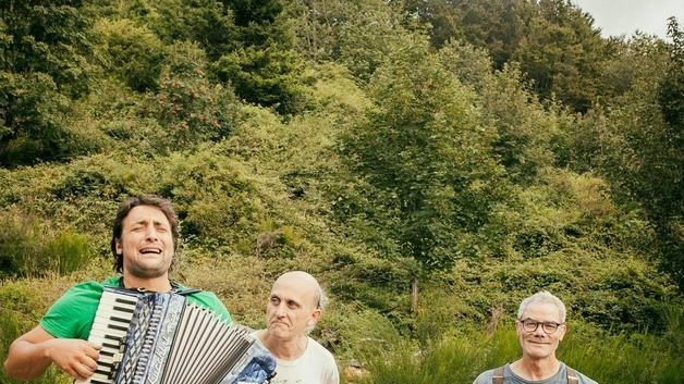 Escursioni, camminate spirituali, yoga, incontri con l’anima e poi riconoscimenti guidati di piante ed erbe spontanee e laboratori rivolti ai... Escursioni, camminate spirituali, yoga, incontri con l’anima e poi riconoscimenti guidati di piante ed erbe spontanee e laboratori rivolti ai...