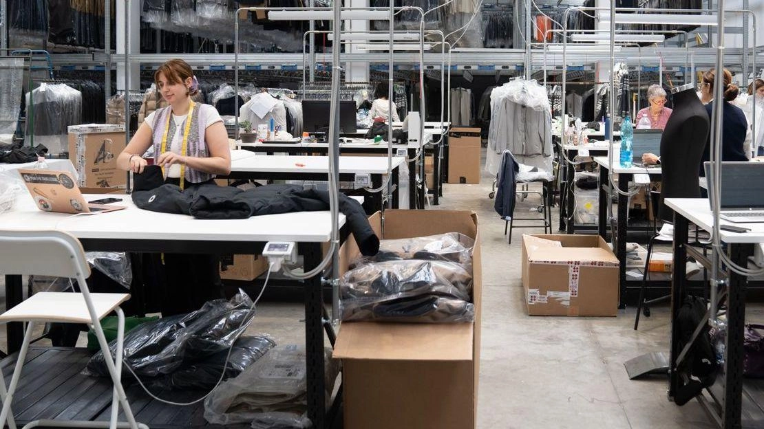 Il centro logistico di Beste Ciliani con i capi appesi in attesa di passare al vaglio del controllo qualità Il centro logistico di Beste Ciliani con i capi appesi in attesa di passare al vaglio del controllo qualità