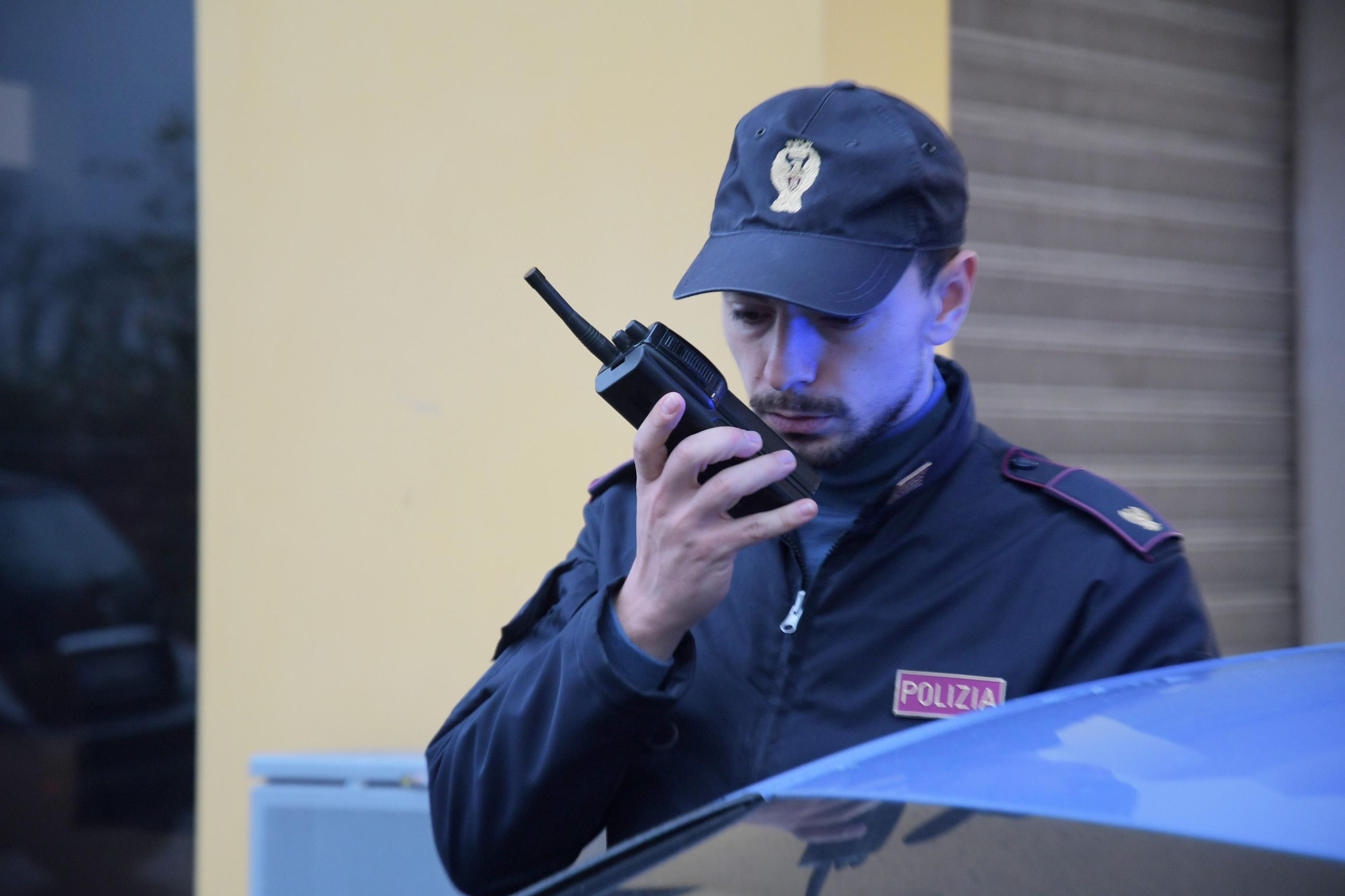 Adesca le bambine al parco, anziano molesta minorenne: parole volgari davanti alla madre Adesca le bambine al parco, anziano molesta minorenne: parole volgari davanti alla madre