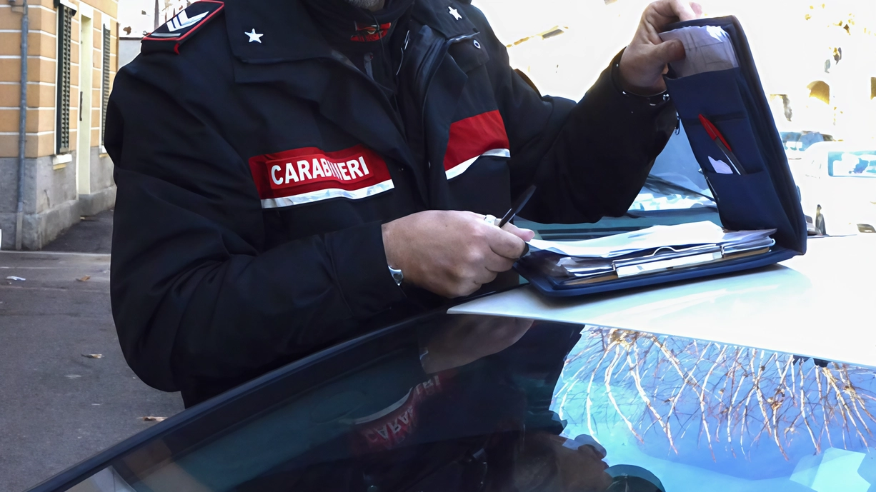 I carabinieri hanno arrestato un giovane che aveva tentato di vendere droga, e poi di rapinare un ragazzo e un negozio I carabinieri hanno arrestato un giovane che aveva tentato di vendere droga, e poi di rapinare un ragazzo e un negozio