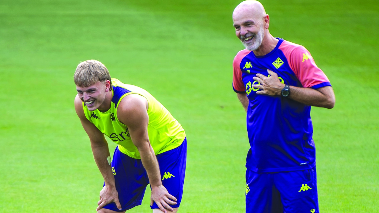 Stefano Pioli, 50 anni, e Albert Gudmundsson (28) durante un allenamento al Viola Park Stefano Pioli, 50 anni, e Albert Gudmundsson (28) durante un allenamento al Viola Park