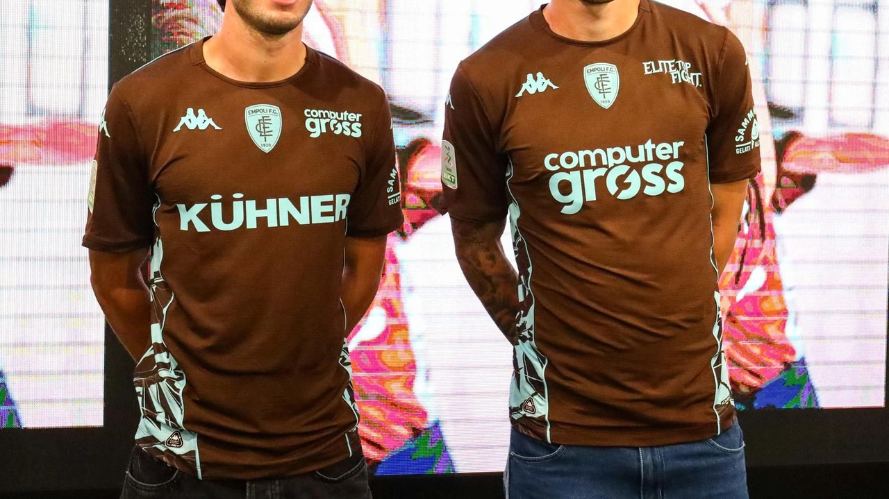 L’attaccante Stiven Shpendi e l’esterno sinistro Franco Carboni hanno indossato la nuova maglia per la gioia dei tifosi