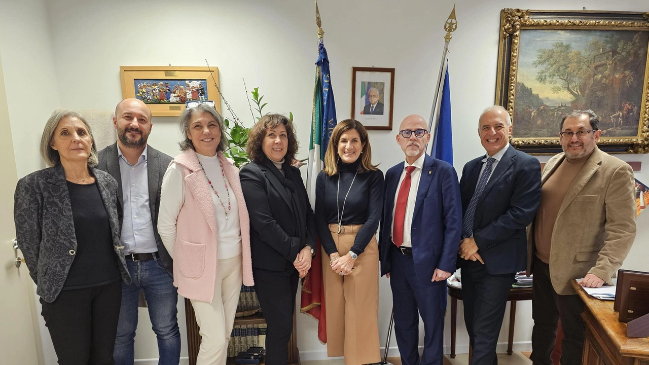 Piccola cerimonia in via Pertini presieduta dal prefetto Licia Donatella Messina Piccola cerimonia in via Pertini presieduta dal prefetto Licia Donatella Messina