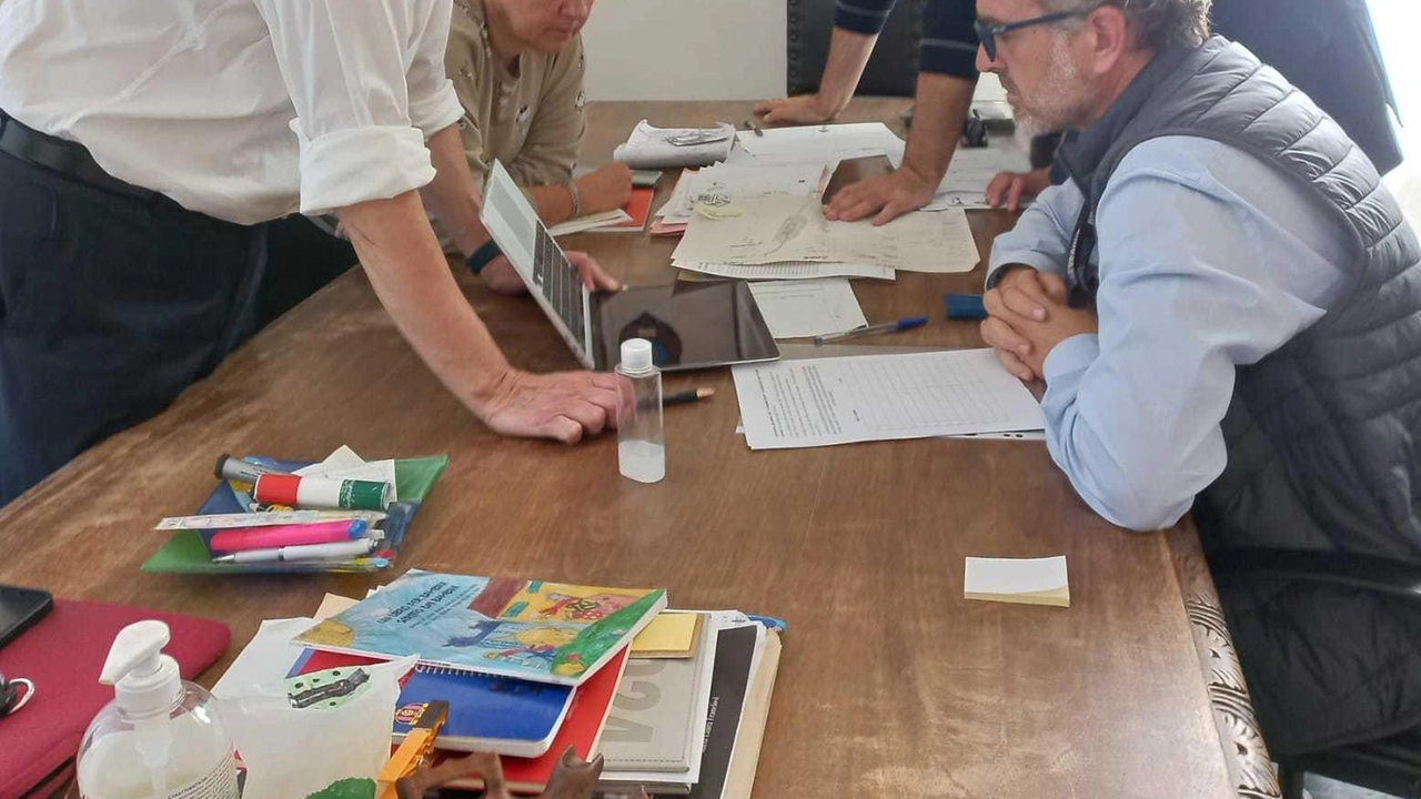 Incontro tra Provincia di Pisa e Comune di Calci per il Ponte del Guidoni: si discutono soluzioni per migliorare la viabilità e l'illuminazione, considerando anche lo sviluppo urbano. Incontro tra Provincia di Pisa e Comune di Calci per il Ponte del Guidoni: si discutono soluzioni per migliorare la viabilità e l'illuminazione, considerando anche lo sviluppo urbano.
