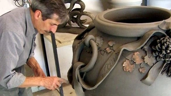 Artigiano al lavoro a Impruneta. Le aziende stanno resistendo alla crisi, ma. c’è il problema di garantire la continuità (archivio) Artigiano al lavoro a Impruneta. Le aziende stanno resistendo alla crisi, ma. c’è il problema di garantire la continuità (archivio)