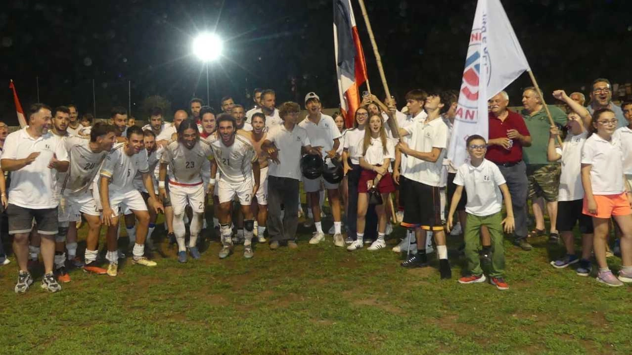 La squadra del Levignani. festeggia la vittoria nel torneo «Alta Versilia» La squadra del Levignani. festeggia la vittoria nel torneo «Alta Versilia»